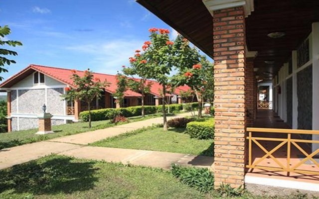 Отель Vansana Plain of Jars Hotel Лаос, Пхонсаван - отзывы, цены и фото номеров - забронировать отель Vansana Plain of Jars Hotel онлайн вид на фасад