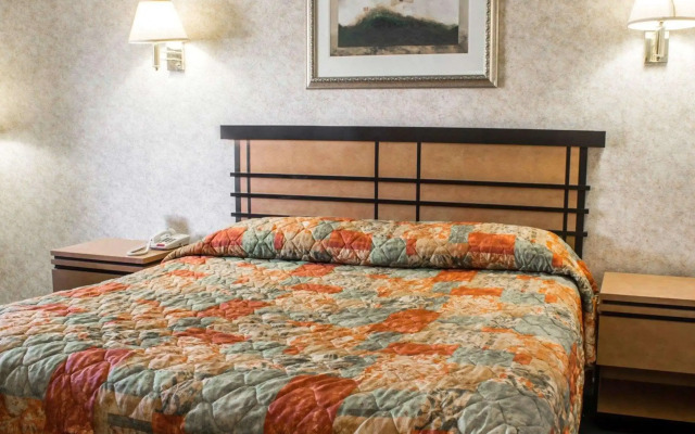Econo Lodge Inn & Suites Colonie Center Mall