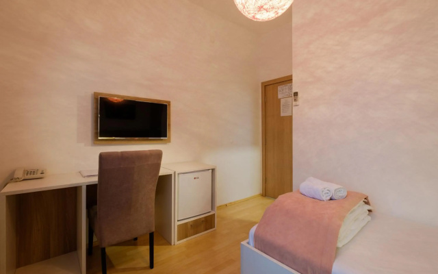Airport Garni Hotel