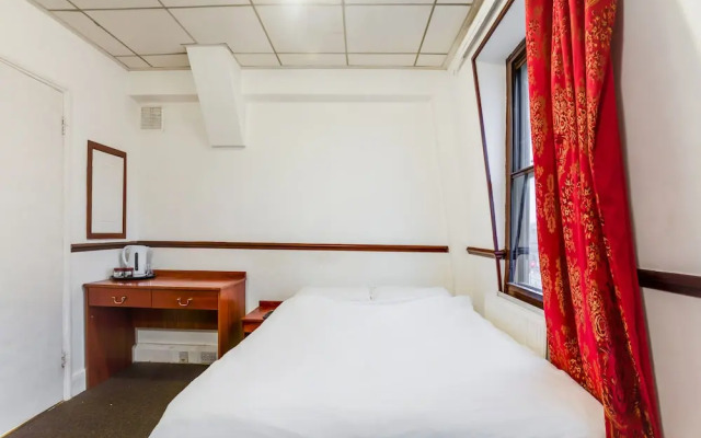 OYO VII Hotel & Indian Restaurant