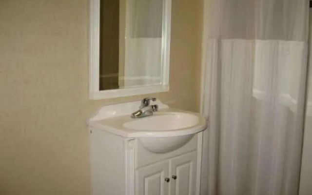 Townhouse Inn & Suites