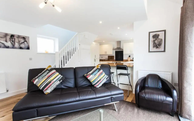 Superb Detached Coach House in Peaceful Location!