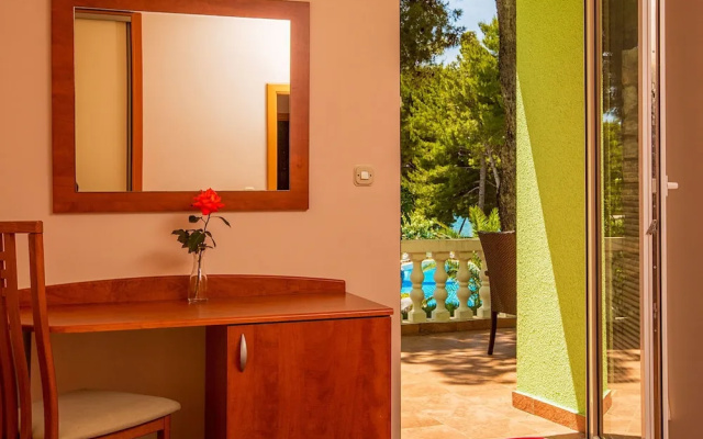 Apartment with Sea View And Ac, 12 Km From Sibenik