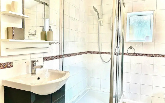 Stunning 3-bed House in Bedford, Quiet Location