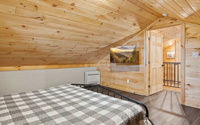 Majestic Valley Retreat 2 Bedroom Cabin by RedAwning