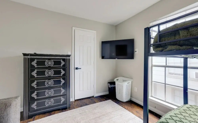 4 Mi to Iah: Suburban Houston Townhome