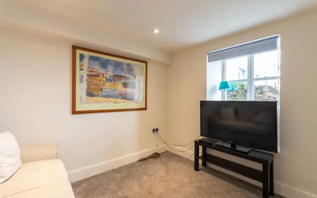 Cellardyke 3-bed Cottage, Sleeps 6 by Seafront