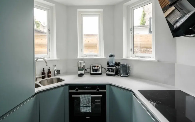 Stylish 2 Bedroom / 2 Bath In Notting Hill