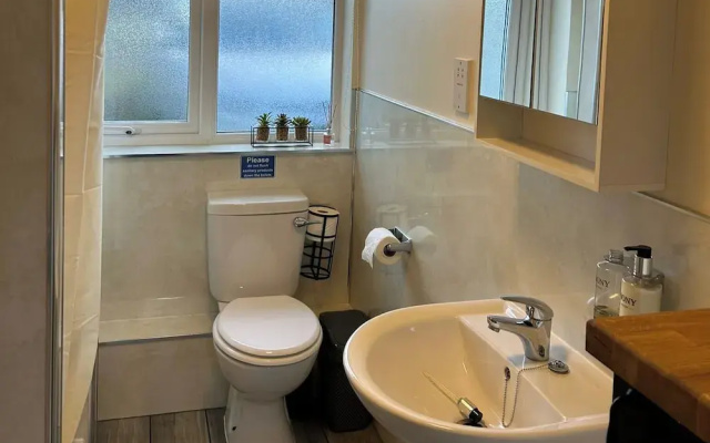 Hot tub - Garden - Bbq - Parking - Pets - Sleeps 6