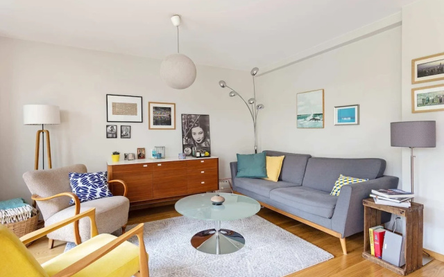 Bright and Modern Apt With Patio in Paris 18th!