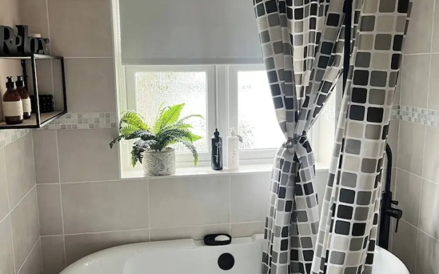 Staysolihull, Large Spacious Corner House,