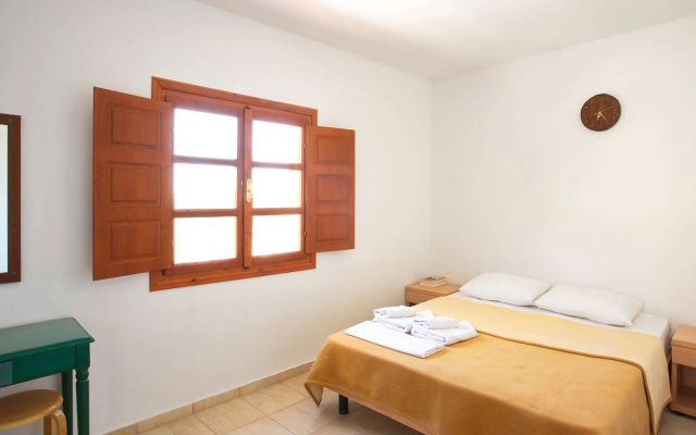 Birds Villa Apartments with Heated Pool - Including Car and Breakfast