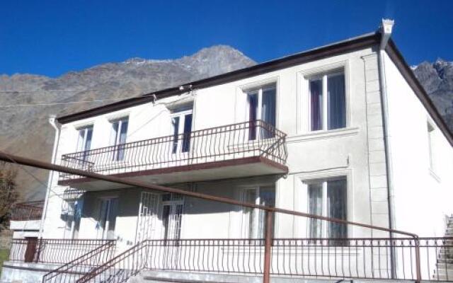 Отель Guest House Cico Грузия, Степанцминда - отзывы, цены и фото номеров - забронировать отель Guest House Cico онлайн вид на фасад