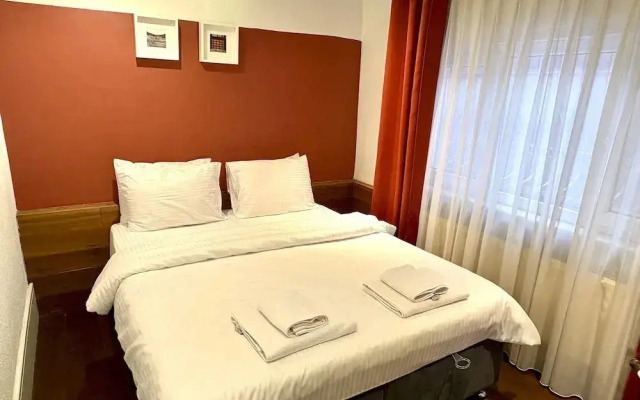 Galata Port Flats Chakra 1