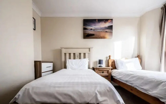 The Boat House Sleeps 4 Pet Friendly