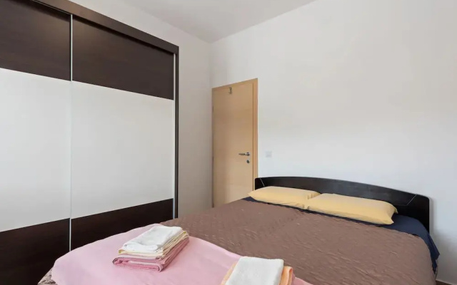 Simplistic Apartment in Neviđane near Sea Beach