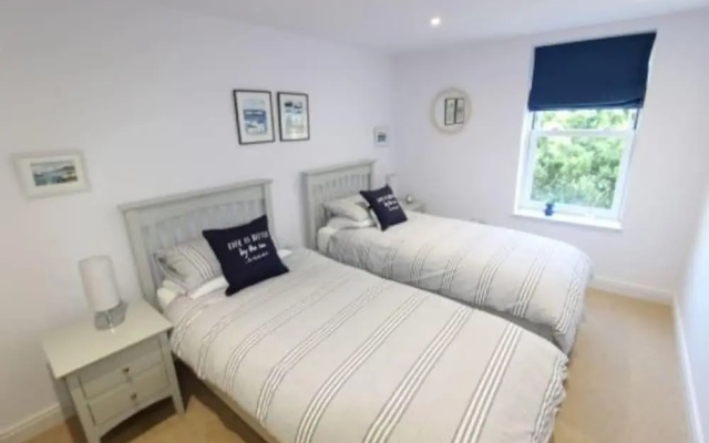Middle Chine - 2 Bedroom Holiday Home
