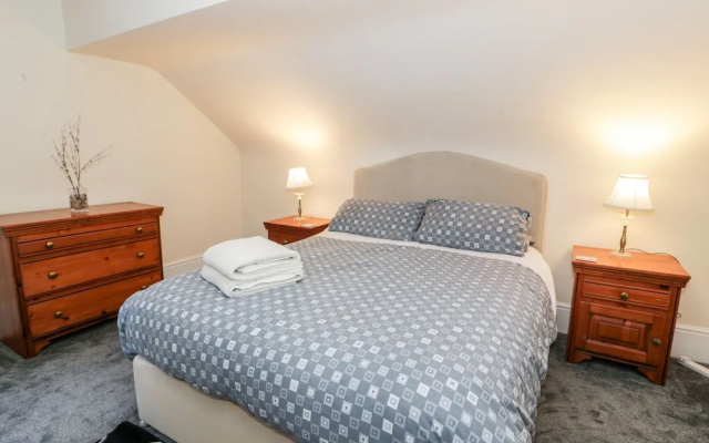 11 Glyn Garth Mews