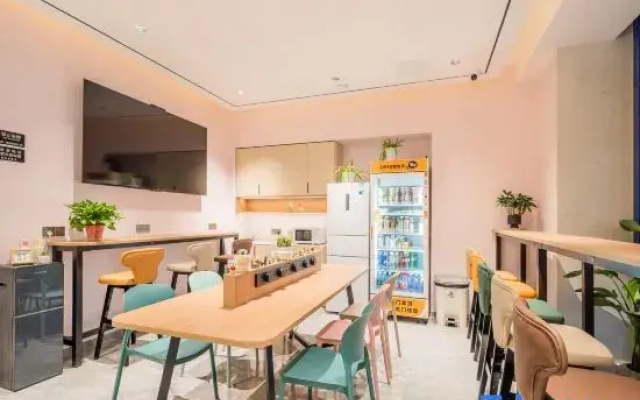 Manyouyou Hostel (Nanjing South Railway Station Shuanglong Avenue Subway Station)