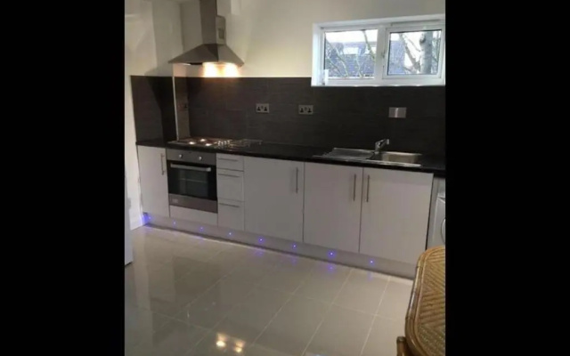Small Modern Comfortable 2 Bedroom Apartment - Cmyr