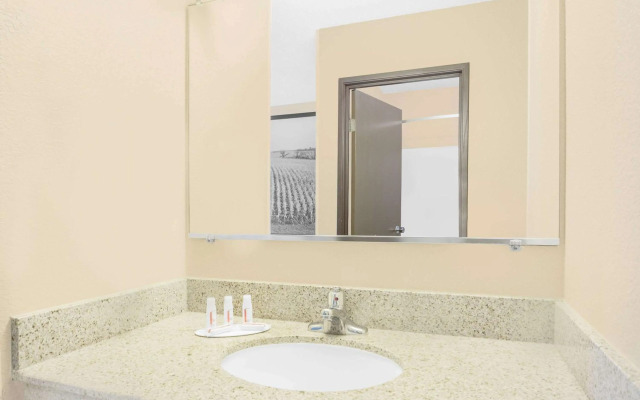 Boarders Inn & Suites by Cobblestone Hotels - Waterloo/Cedar Falls