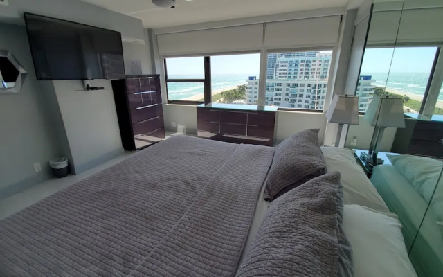 Alexander 1401 3 Bedroom Apts by RedAwning