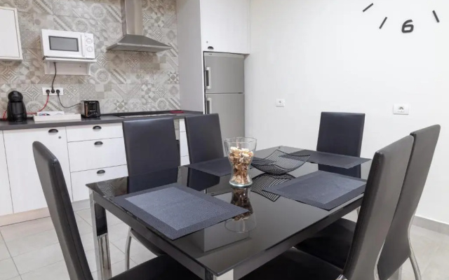 El Puente Holiday Home I- Airport 8,1K