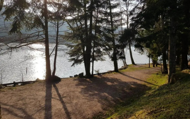 A 2 pas du lac