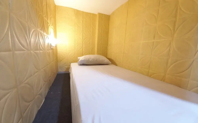 RedDoorz at Luxury Homestay Near Aloha Waru Surabaya