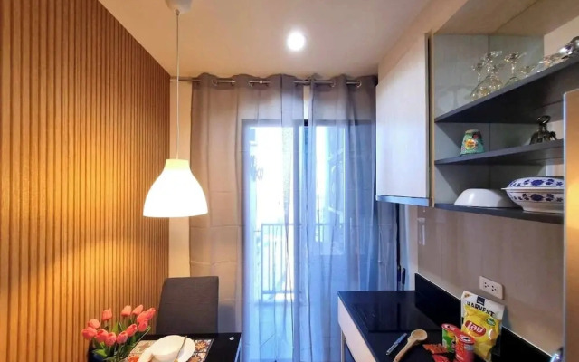 Octopus Suite on Highrise, Skytrain, Fast Wifi and AC