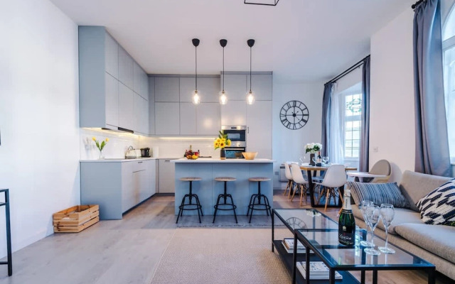 New Stylish City-centre Flat w Parking Sleeps 4
