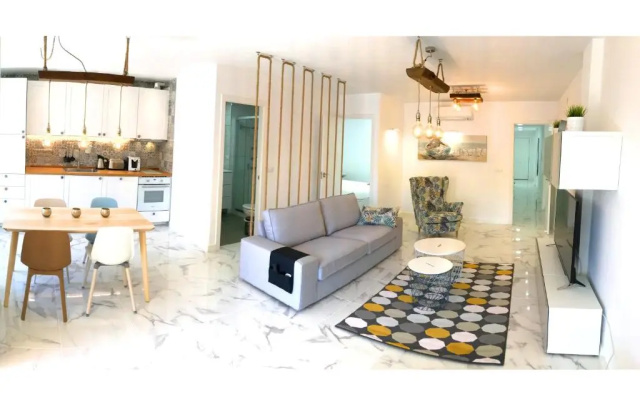 New central 2BR apartment 100m-to-beach free parking