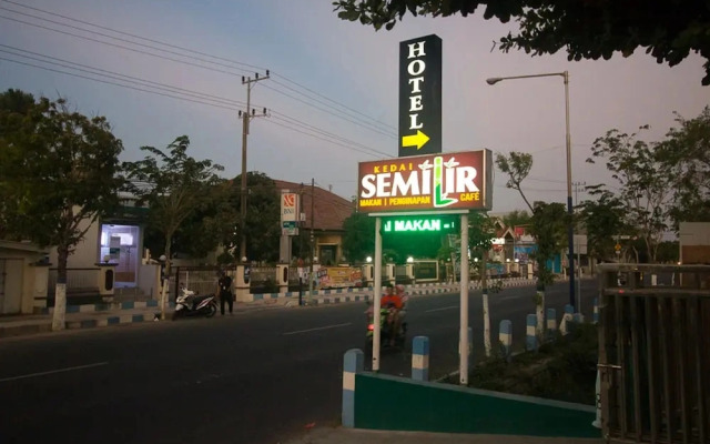 Semilir Hotel & Resto by Reddoorz Rooms