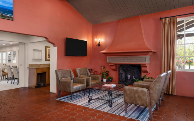 Отель FOUND Hotels, Santa Barbara, Series by Marriott