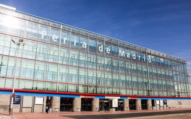 Отель Hostal Emilio Barajas Мадрид вид на фасад