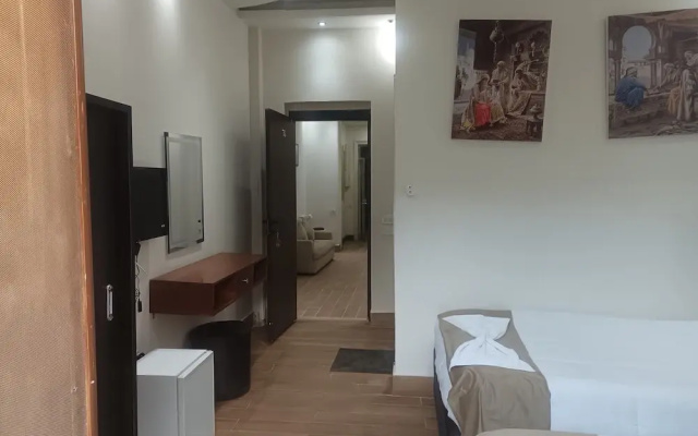 Motel 5 Square