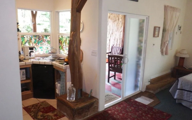Aloha Crater Lodge and Lava Tube