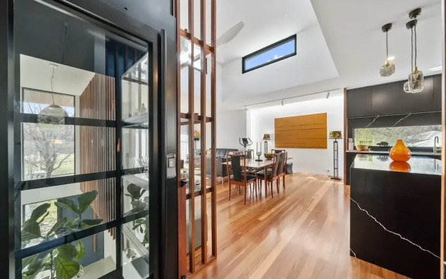 Luxurious 2-bed: Pool, Lift, Dining