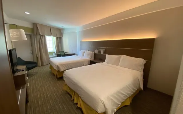 Holiday Inn Express & Suites Galveston West-Seawall