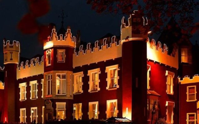 Отель Fitzpatrick Castle Hotel Ирландия, Дун-Лэаре - отзывы, цены и фото номеров - забронировать отель Fitzpatrick Castle Hotel онлайн вид на фасад