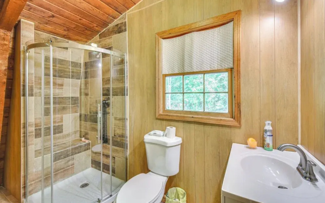 Pet-friendly Lavonia Cabin, Walk to Lake Hartwell!