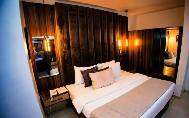 Vic & J Lounge and Hotel