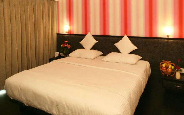 OYO Premium Borivali Kora Kendra