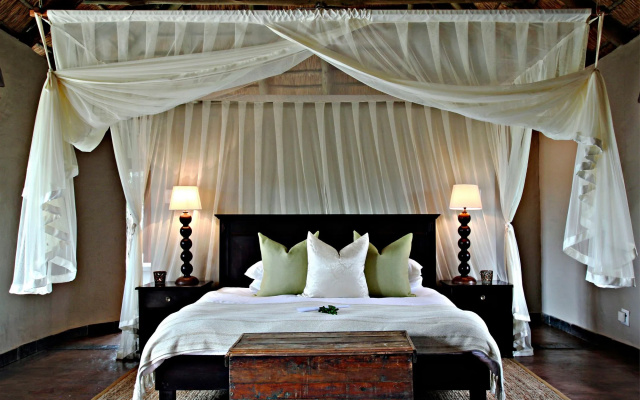 Hlosi Game Lodge - Amakhala Game Reserve