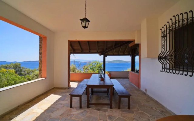 Beachfront villa with huge garden, 3br, Halkidiki