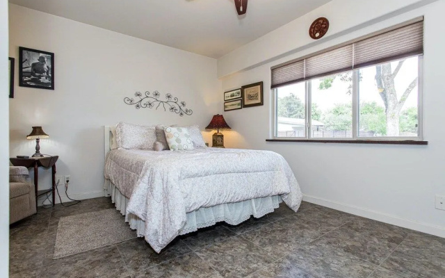 Waterfront 5 BR w/ Hot Tub Sleeps 13!
