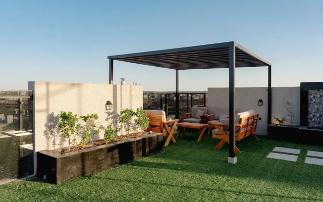 Modern Studio & Shared Garden in Prime Location