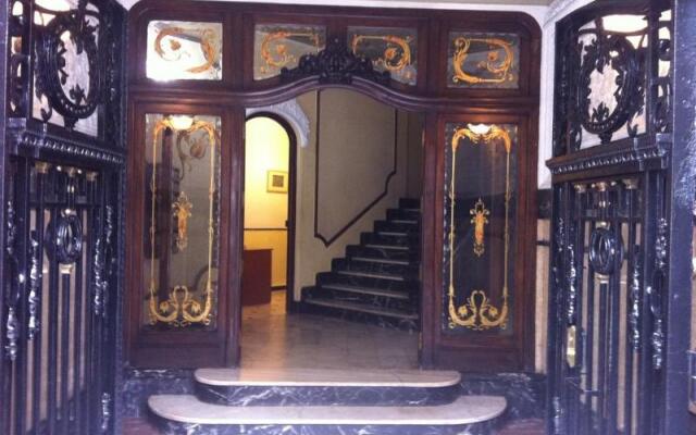 Отель B&B Hi Valencia Cánovas вид на фасад