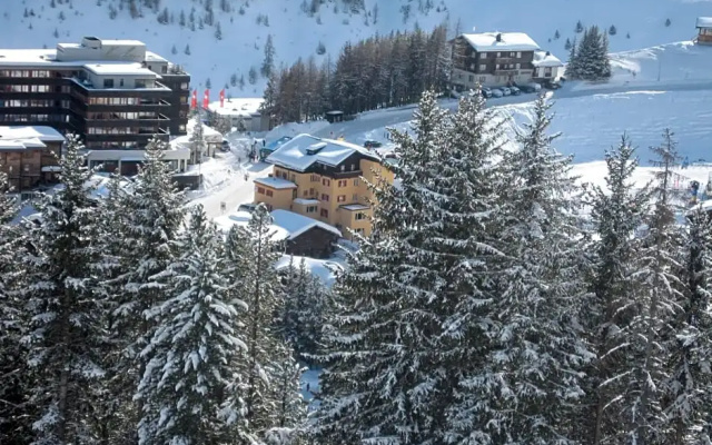 Hotel Hold