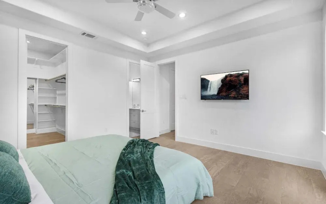 Houston 6 Bedroom Home